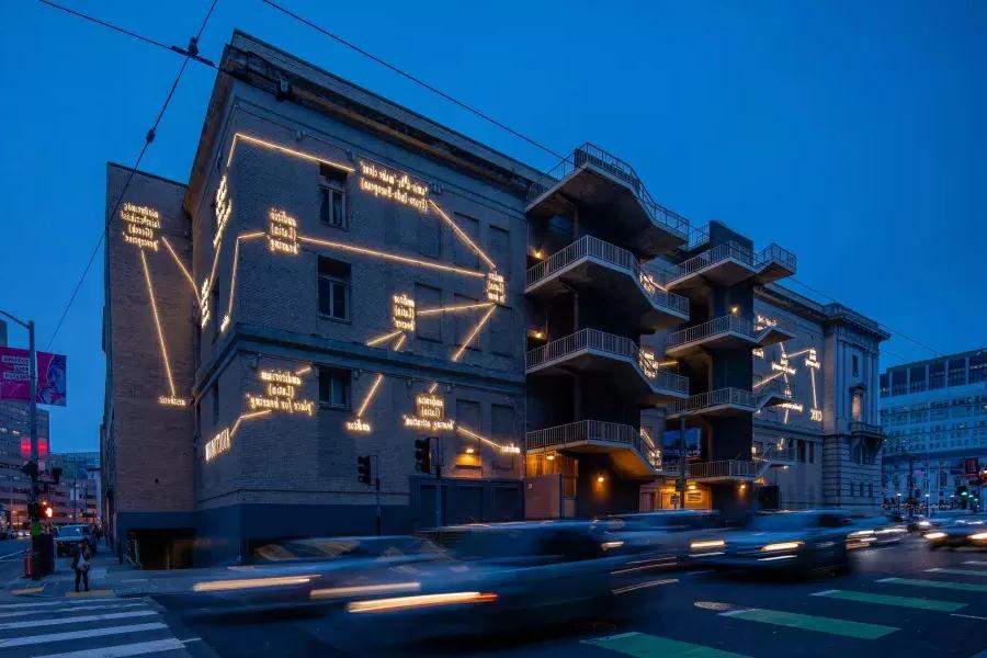 贝博体彩app的一座建筑被艺术家Joseph Kosuth的艺术灯照亮