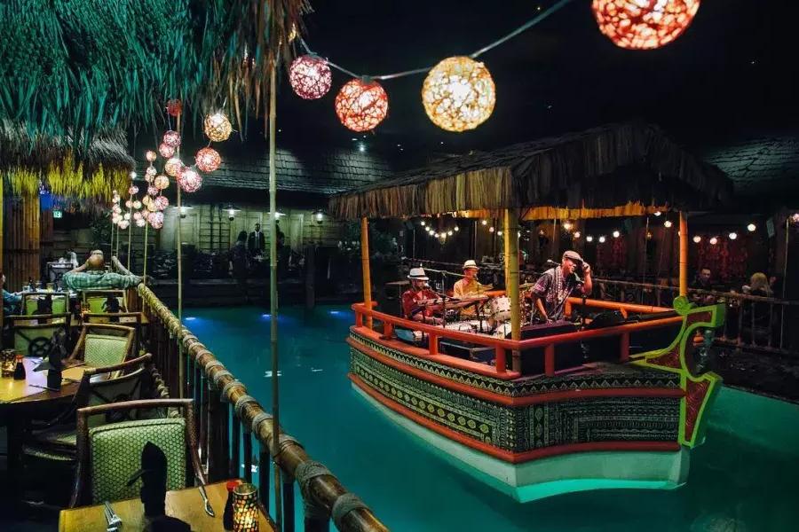 豪斯乐队在贝博体彩app费尔蒙特酒店著名的汤加房间的泻湖上演奏。.
