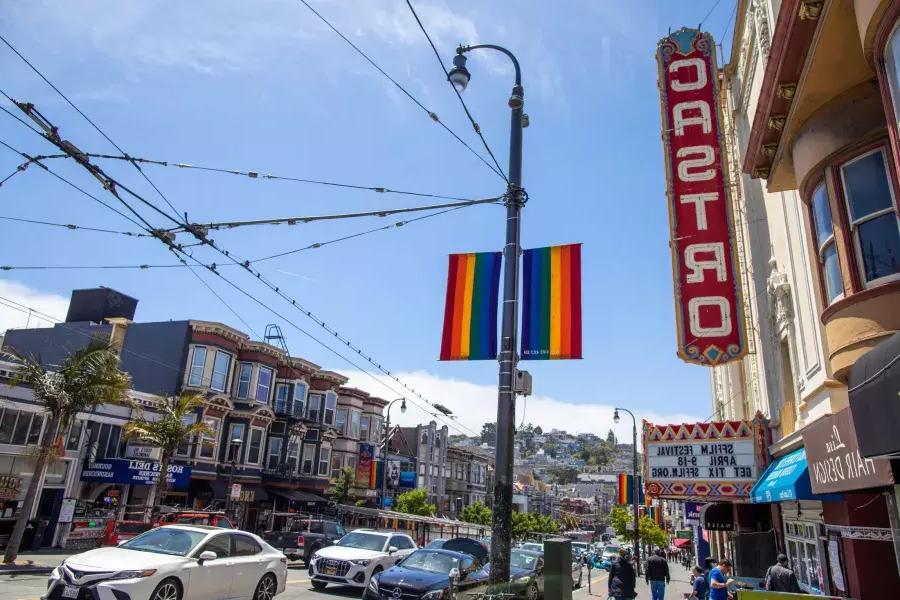 贝博体彩app卡斯特罗区, 卡斯特罗剧院的招牌和彩虹旗在前面.