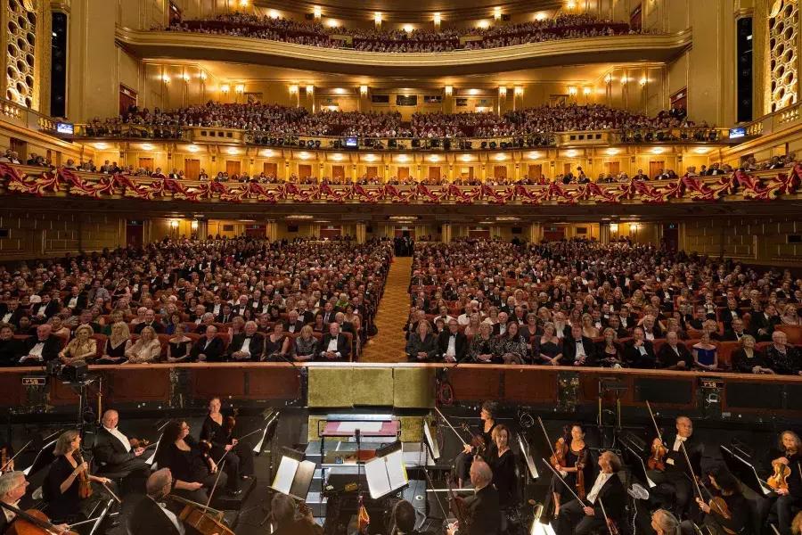 The symphony gears up for an opera performance at the War Memorial Opera House. 贝博体彩app，加利福尼亚.