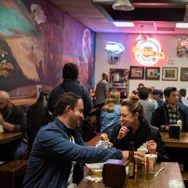 Visitors enjoy authentic Mexican food in San Francisco's Mission 社区.