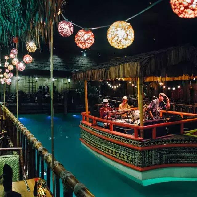 The house band plays in the lagoon of the world-famous Tonga Room at 贝博体彩app的 Fairmont Hotel.