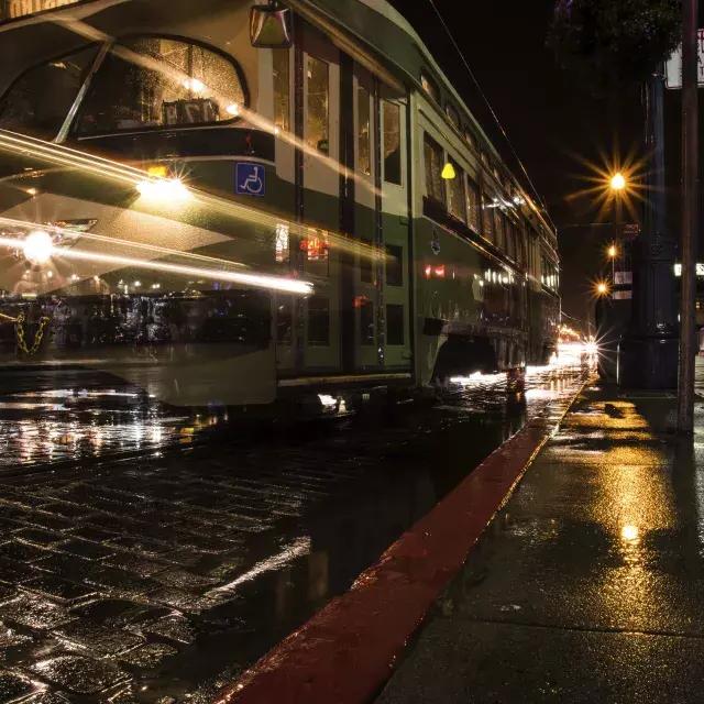 有轨电车 à noite na chuva